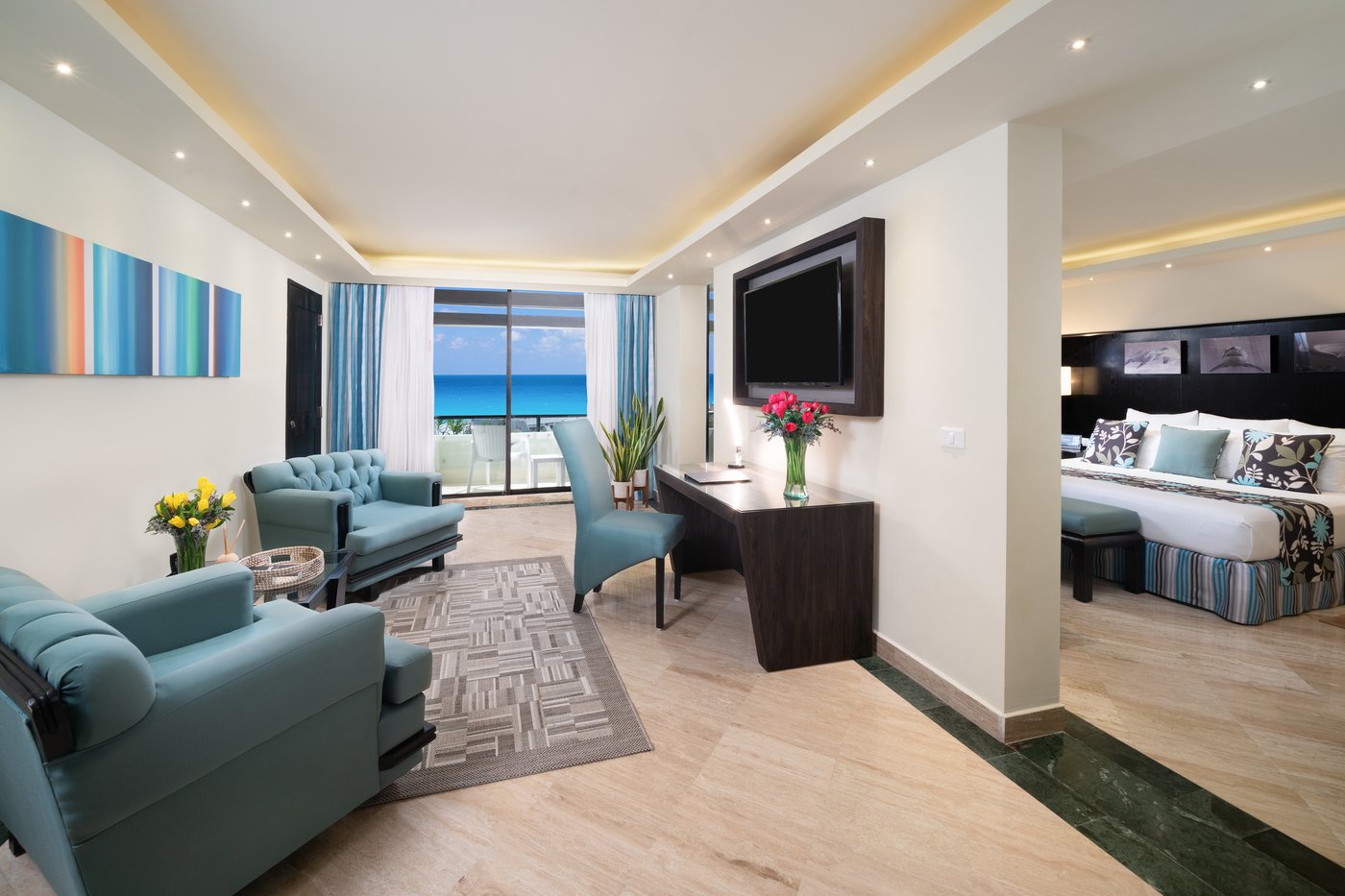 Galeria: Sala de estar de una suite do hotel The Pyramid Cancun com vista para o mar.