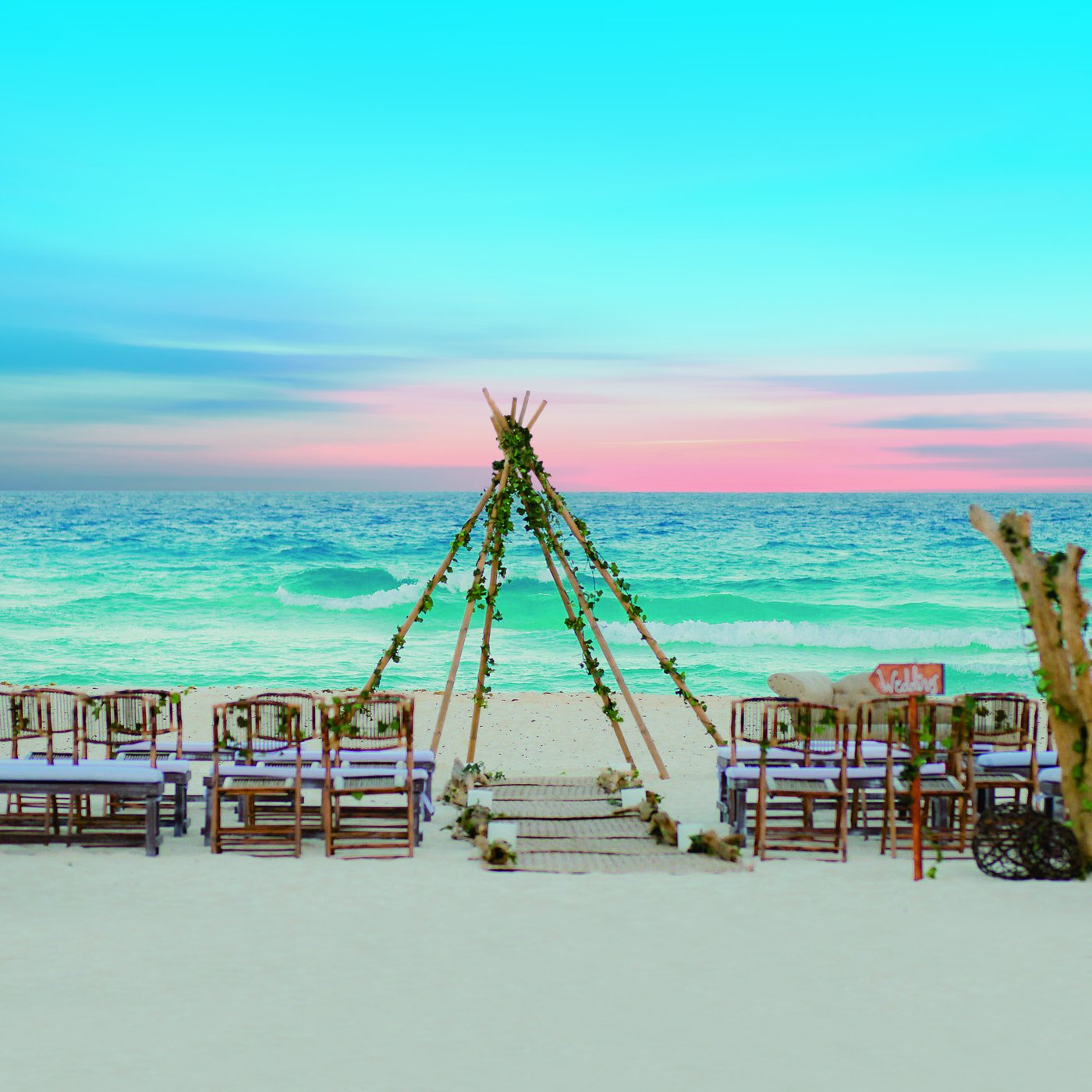 Galeria: Arco de boda de estilo rústico en la praia do hotel The Pyramid Cancun.