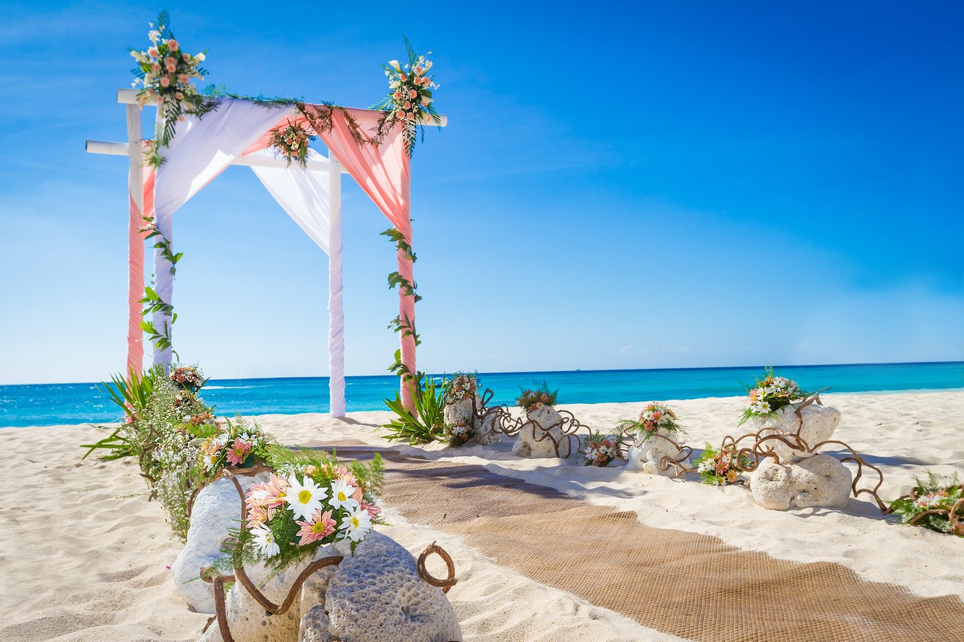 Galeria: Arco floral en la praia listo para una ceremonia de boda no hotel The Pyramid Cancun.