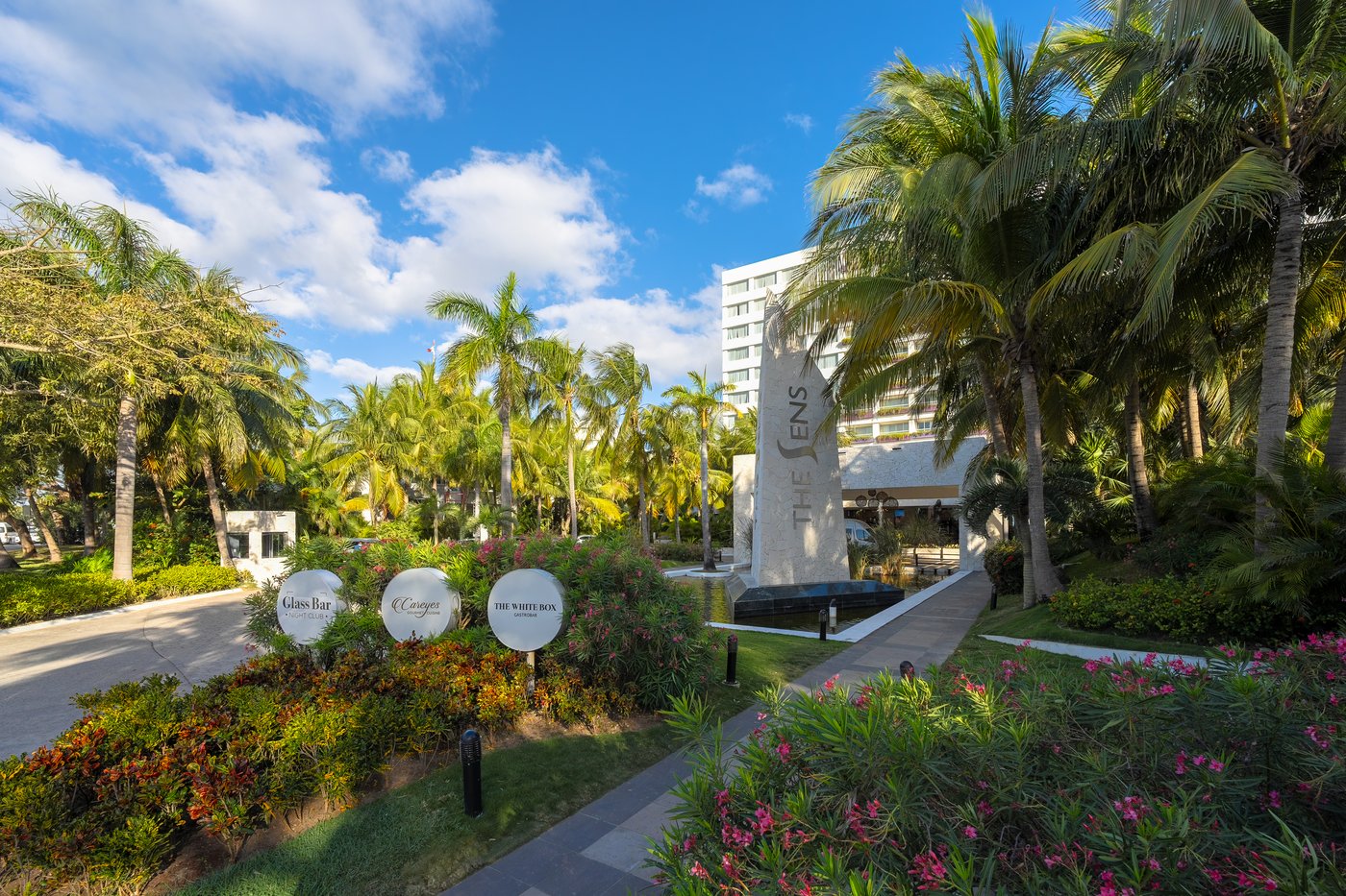 Área de jardín tropical no hotel The Sens Cancun.