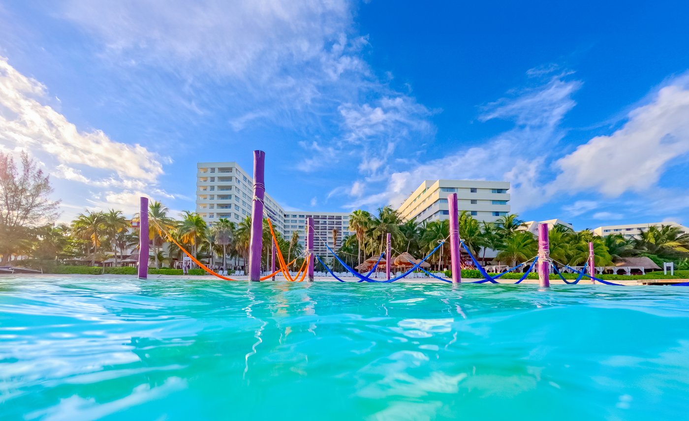 Praia do hotel The Sens Cancun com un área de jogos acuáticos.
