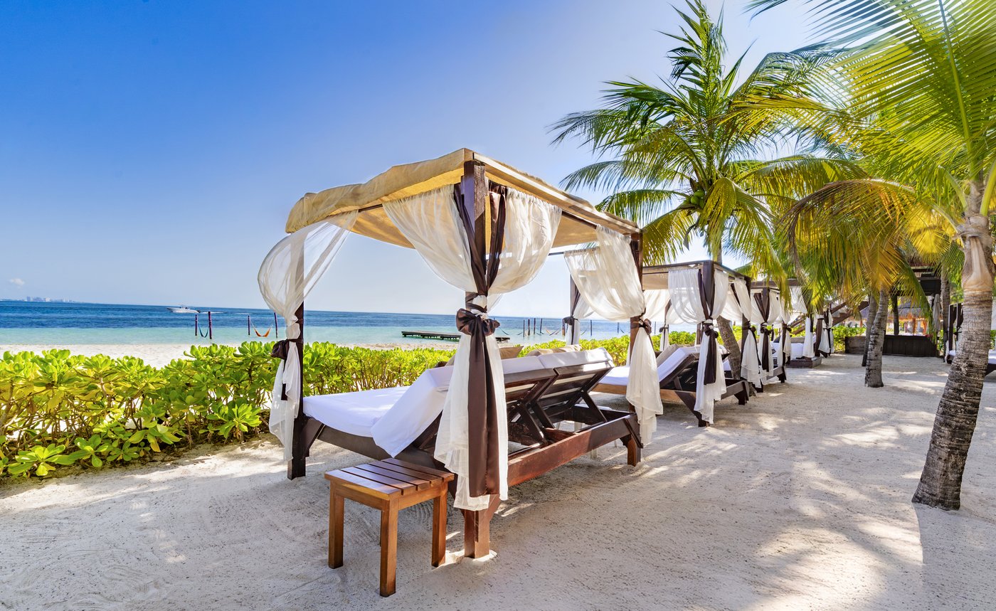 Cama de praia com dosel en la praia do hotel The Sens Cancun.