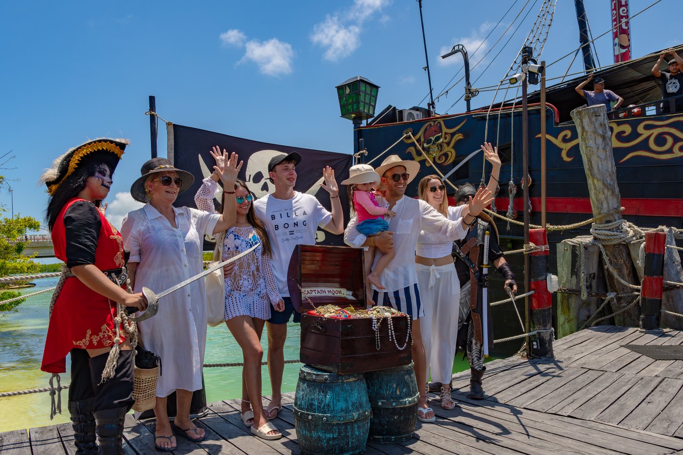 Artistas tocando instrumentos e bailando no hotel The Sens Cancun.