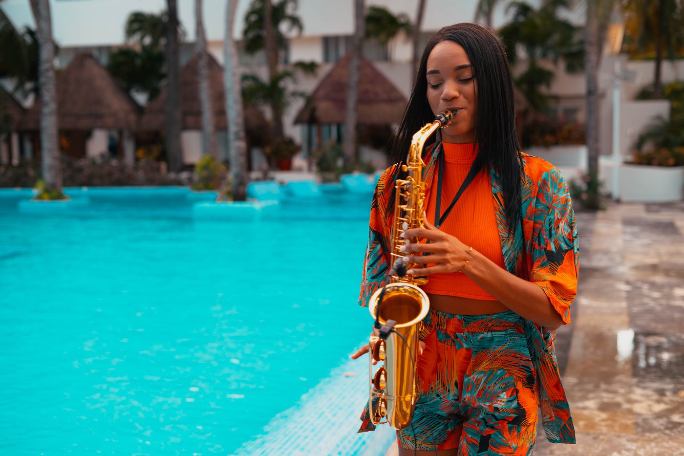 Músico tocando el saxofón en una piscina no hotel The Sens Cancun.