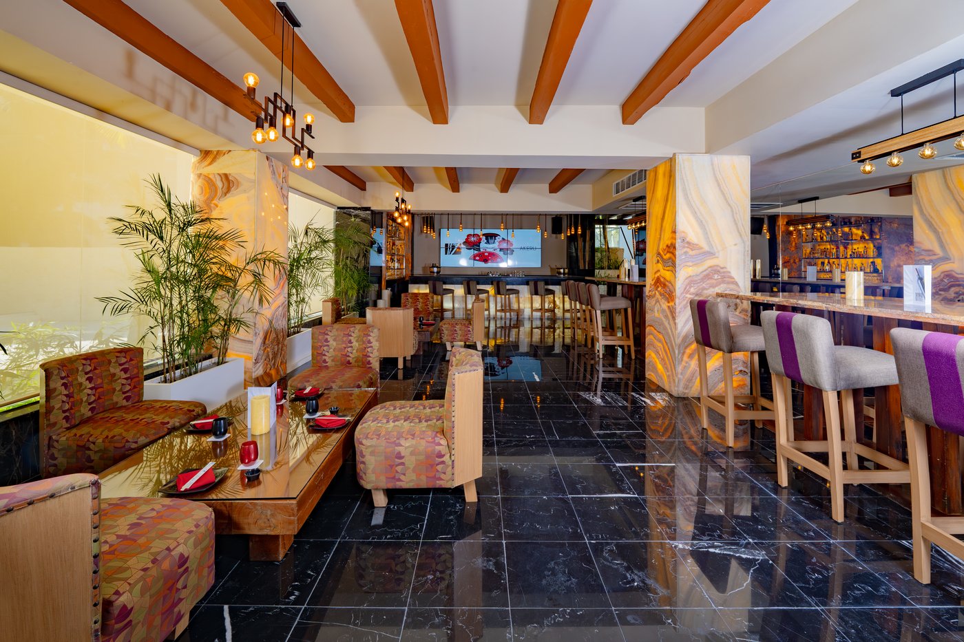 Bar com estantes de botellas no hotel The Sens Cancun.