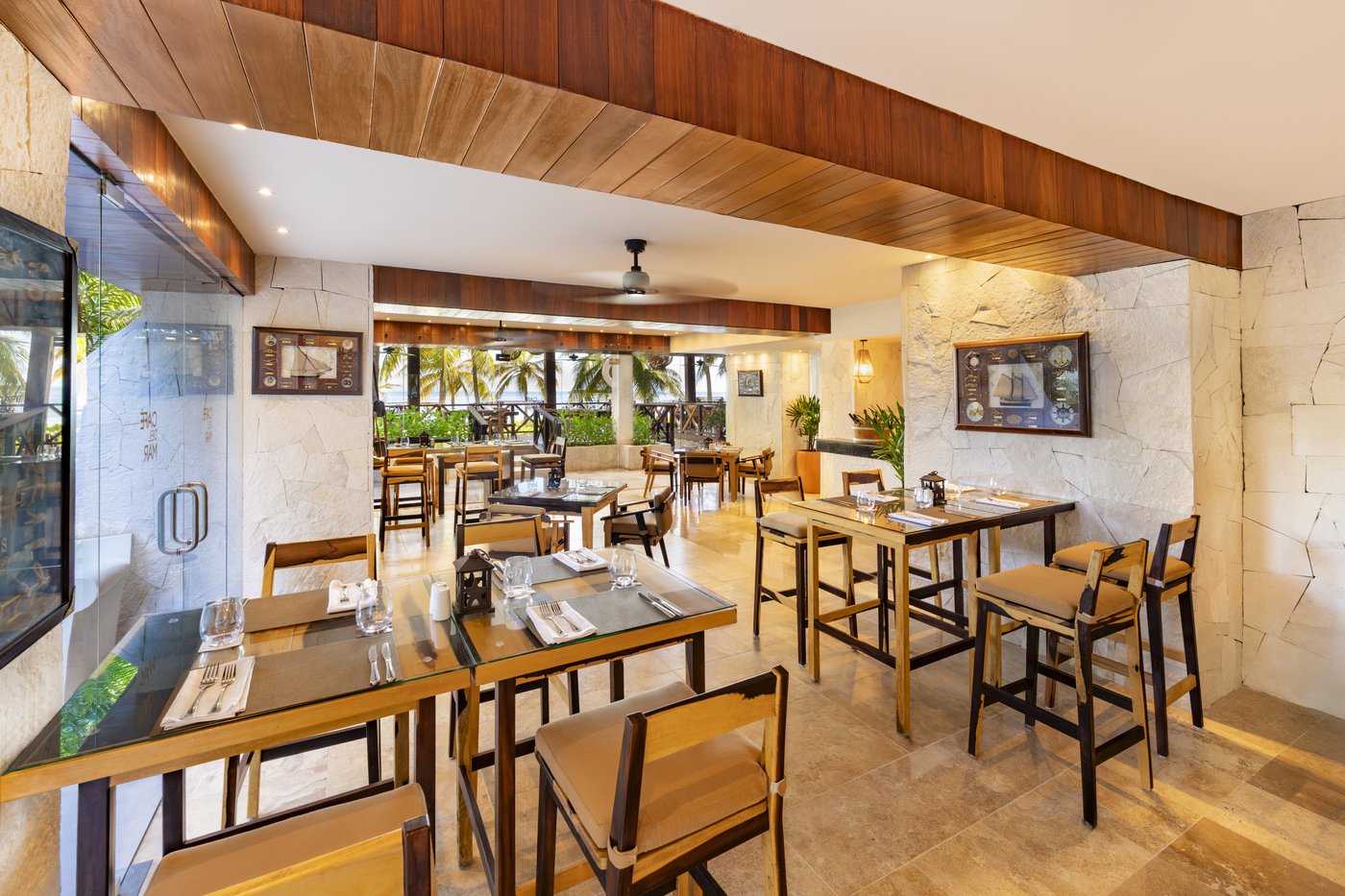 Sala de jantar de restaurante com sillas de madera no hotel The Sens Cancun.