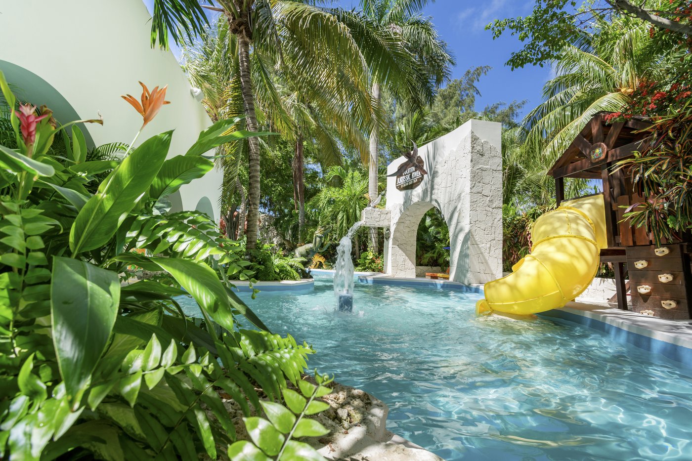 Crianças en un río temático de dinosaurios no hotel The Sens Cancun.