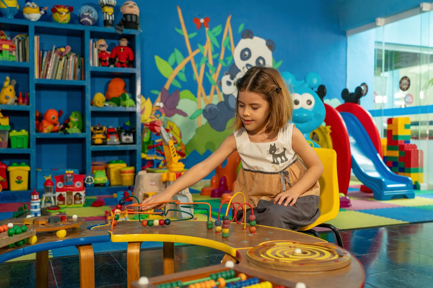 Crianças jugando en la sala de atividades do hotel The Sens Cancun.