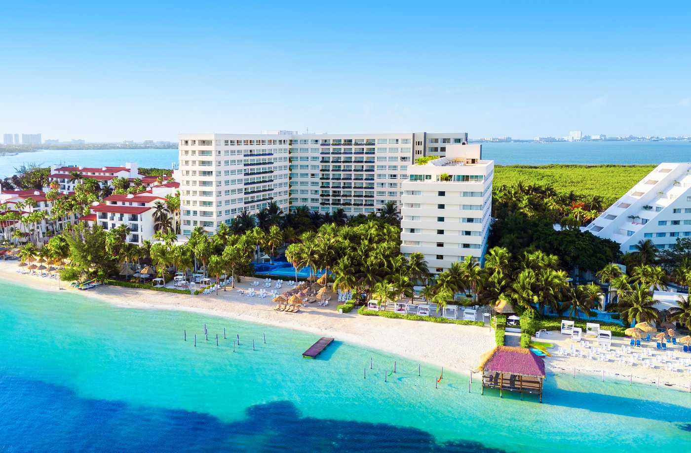 Vista panorâmica da praia e muelle do hotel The Sens Cancun.