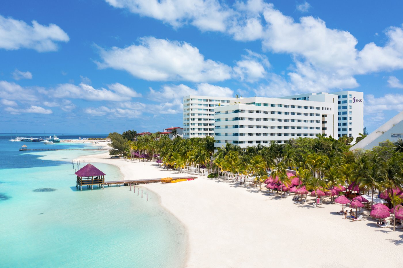 Vista panorâmica do hotel The Sens Cancun desde la praia.