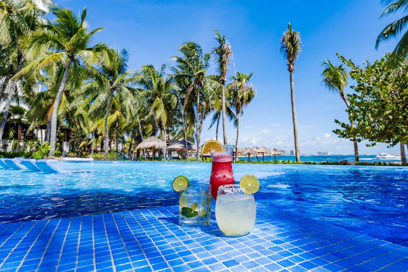 Piscina principal do hotel The Sens Cancun.