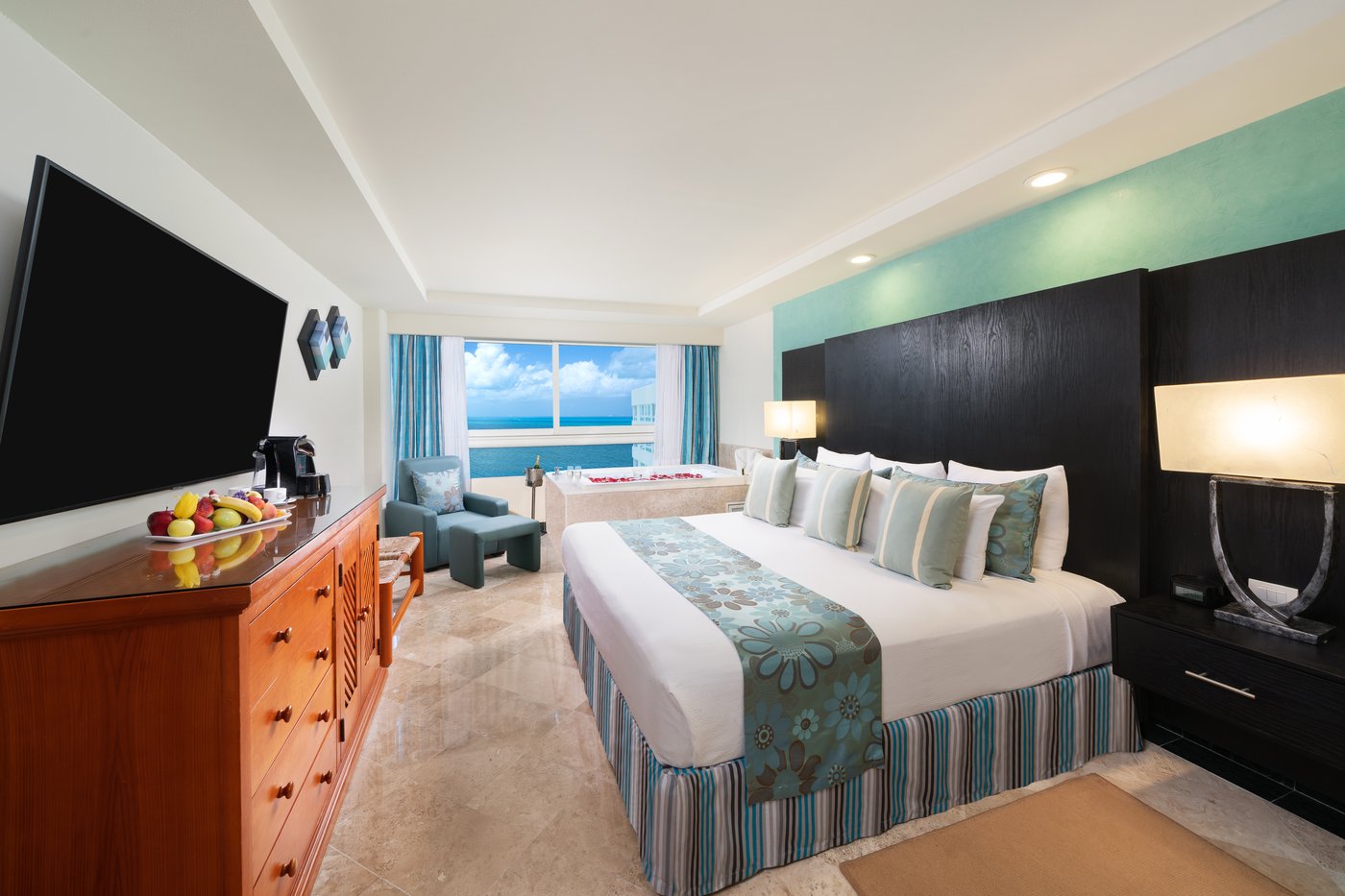 Quarto com dos camas e vista para o mar no hotel The Sens Cancun.