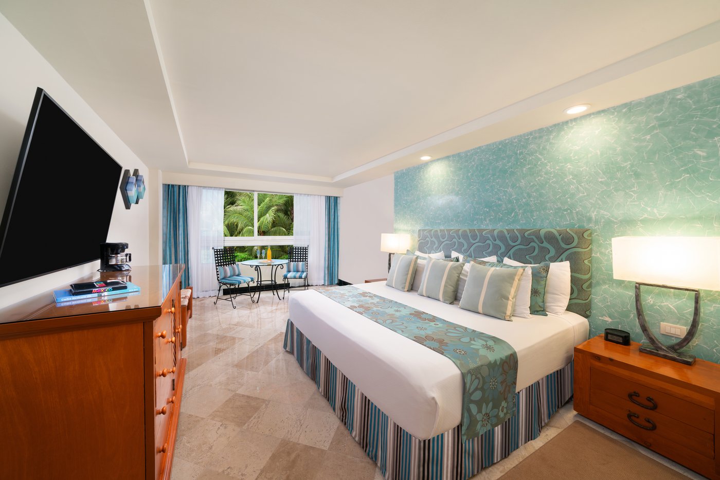 Quarto com cama king no hotel The Sens Cancun.