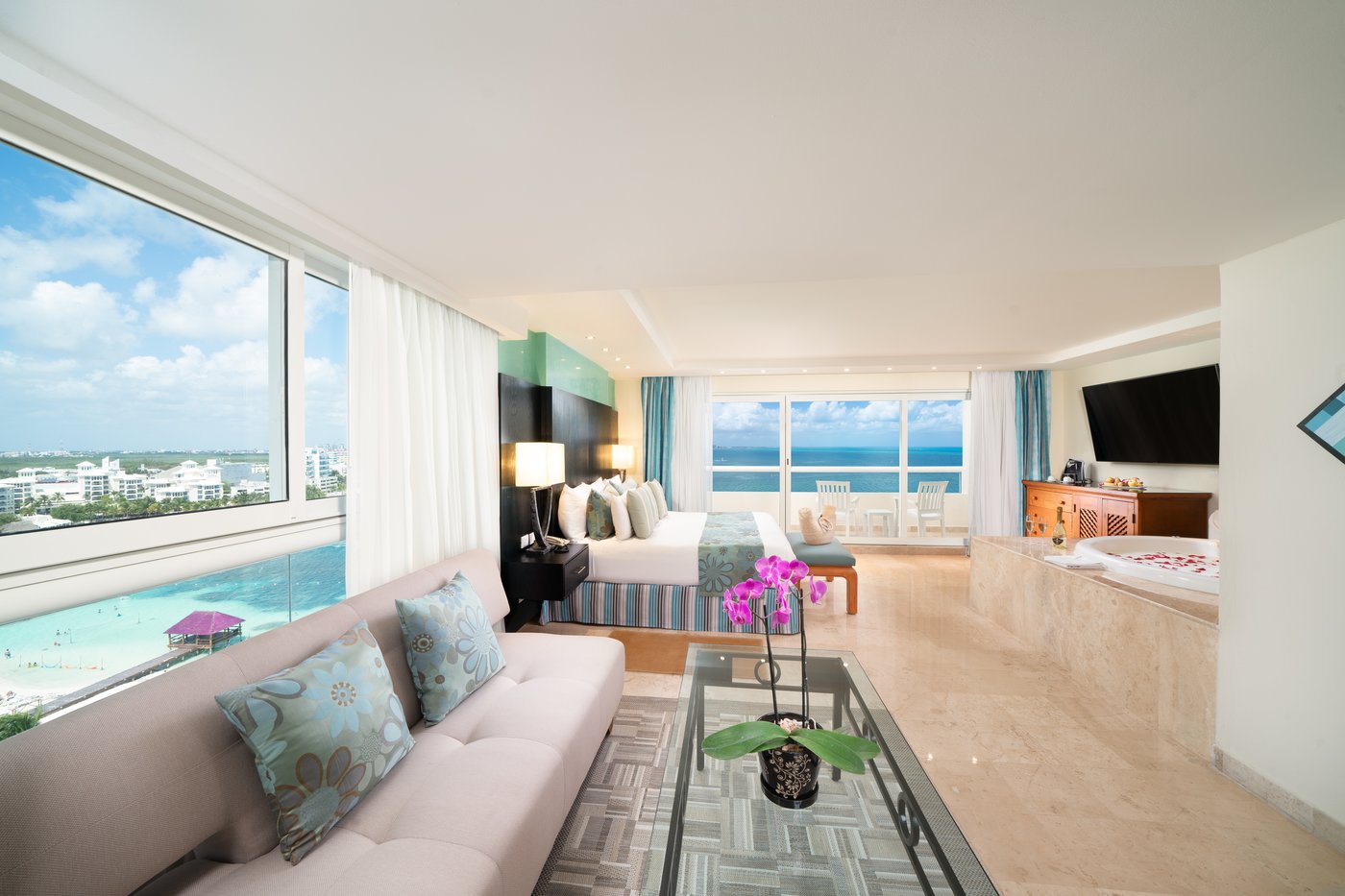 Sala de estar de una suite no hotel The Sens Cancun.