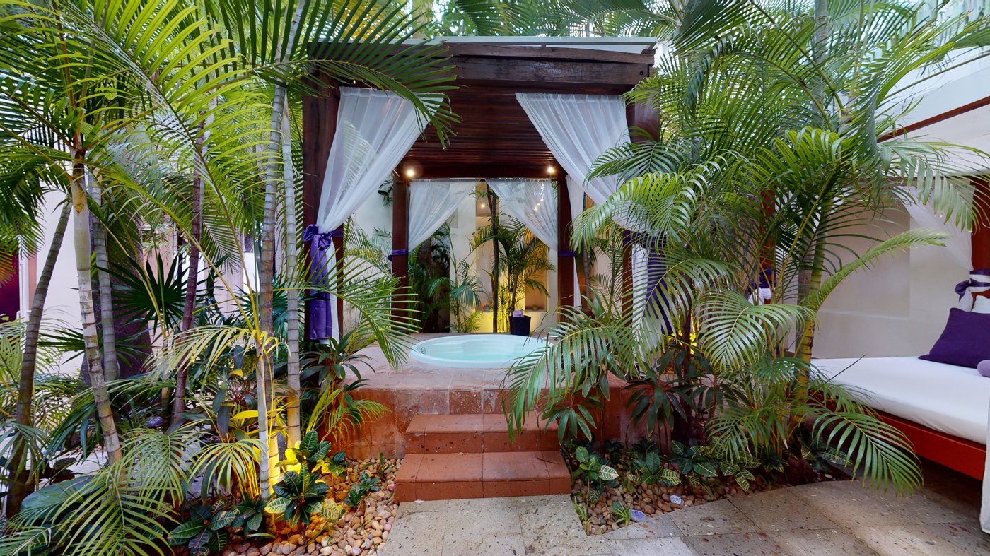 Jacuzzi rodeado de vegetación en el spa do hotel The Sens Cancun.