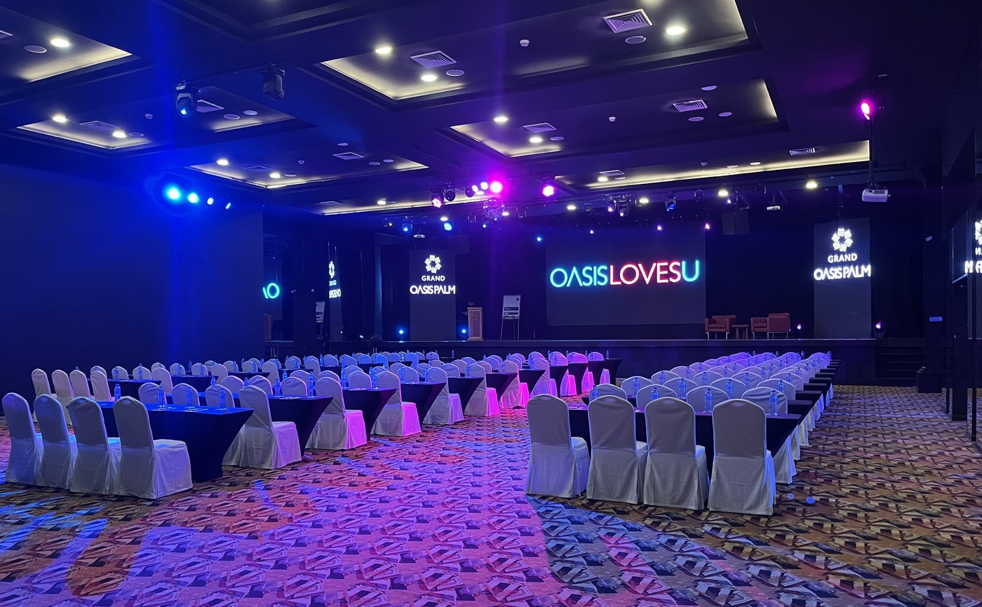 Salón de eventos para bodas com luces no hotel The Sens Cancun.