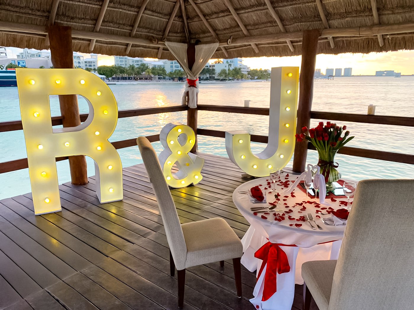 Recepción de boda bajo una palapa no hotel The Sens Cancun.