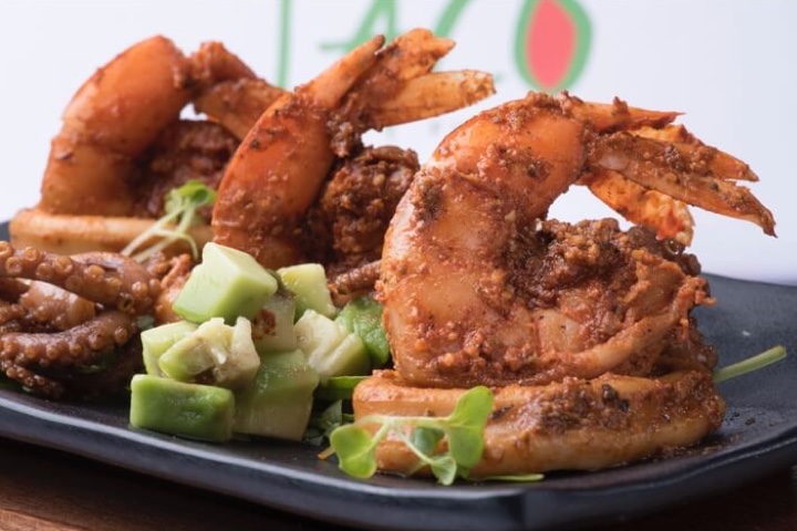 Prato com camarones servido en el Restaurante Maki Taco no Hotel The Pyramid at Grand Oasis