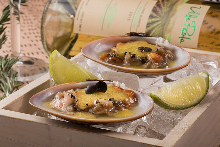 Caja de almejas naturales servidas sobre hielo picado en el Restaurante The White Box no hotel The P