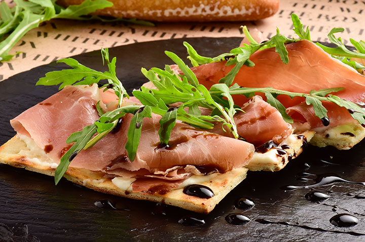 Pizza Española com Mascarpone, Prosciutto e Rucula servida no Restaurante The White Box no hotel The