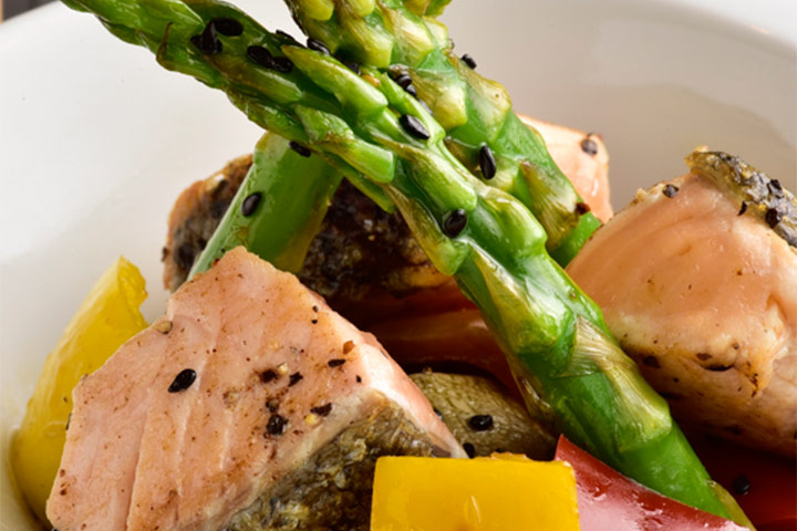 Verduras pequeñas com o sin salmón e salsa teriyaki servidas en el Restaurante The White Box en hote