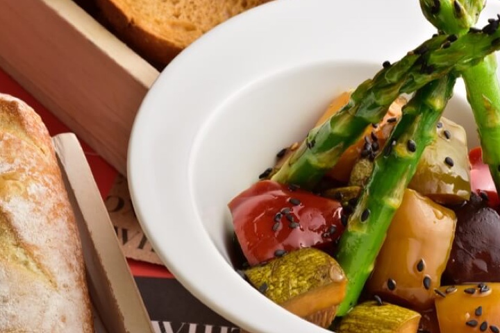 Miniverduras al carbón com aceite de trufa servidas en The White Box Restaurant no hotel The Pyramid