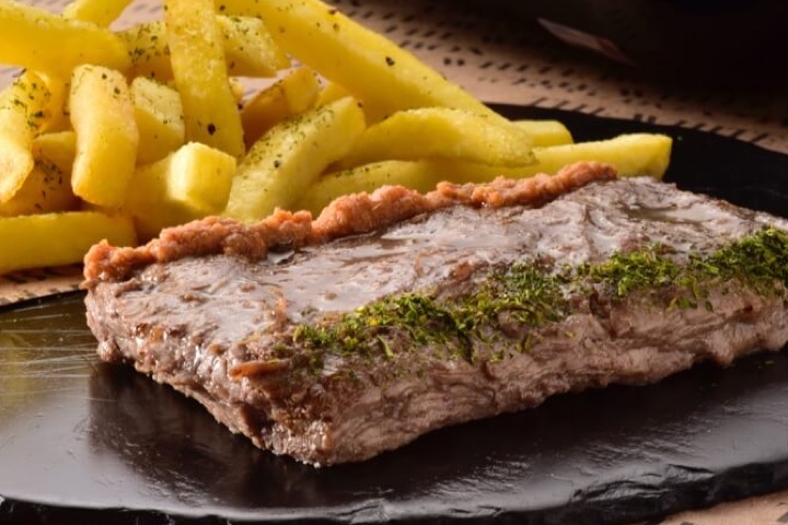 Ternera com chimichurri rojo servida en el restaurante The White Box no hotel The Pyramid en Grand O