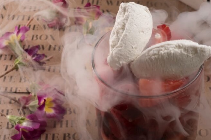 Fresas marinadas en vinagre e crema "Nitro" servidas en el Restaurante The White Box no hotel The Py