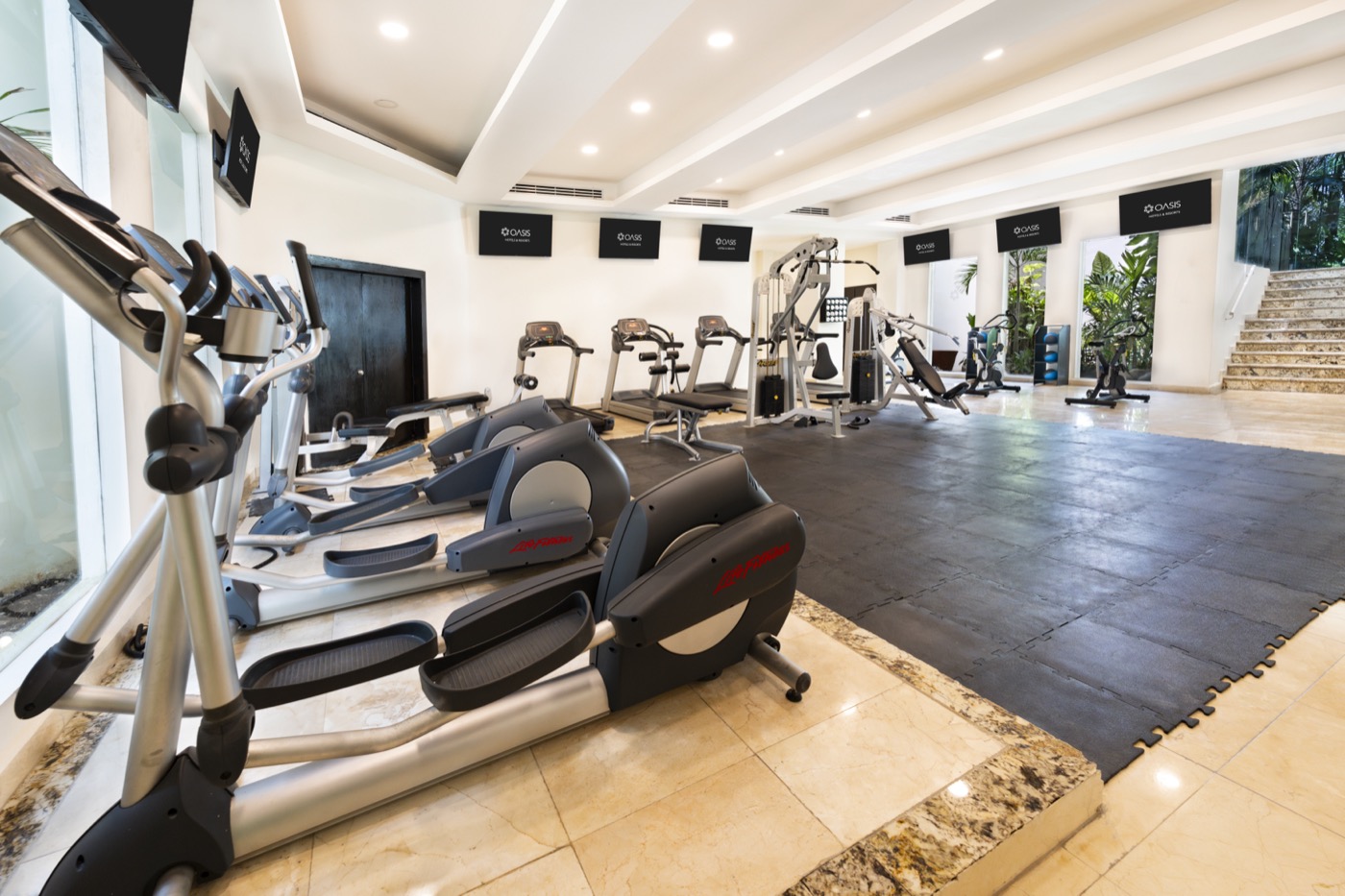 Galeria de Atividades: Máquinas de ejercicio en el gimnasio do hotel Grand Oasis Tulum Riviera.