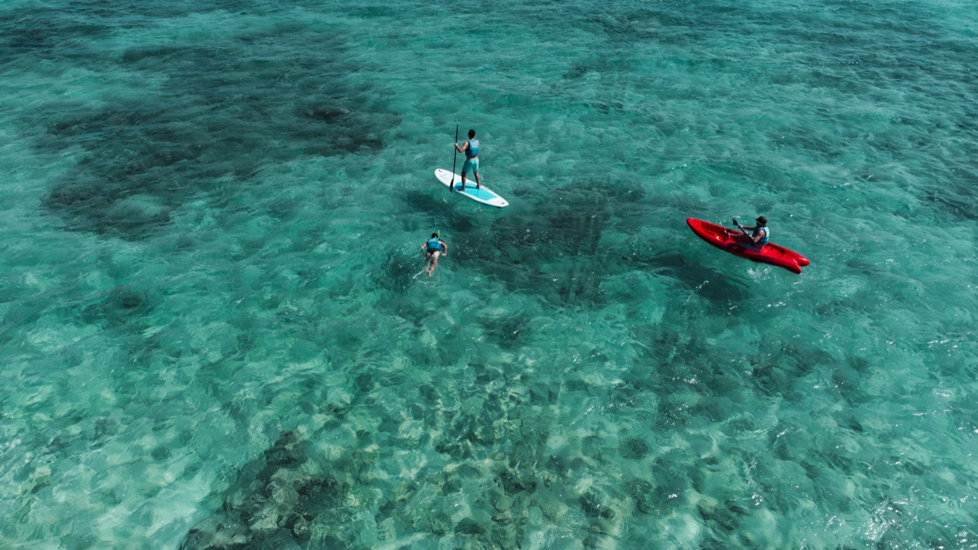 Galeria de Atividades: Huéspedes practicando paddle board no hotel Grand Oasis Tulum Riviera.