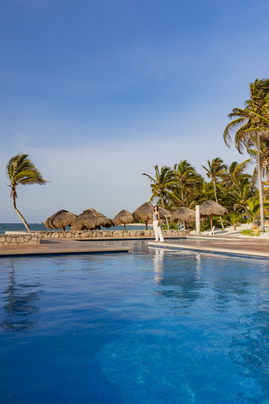 Galeria de Piscina: Huésped relajándose en la piscina do hotel Grand Oasis Tulum Riviera.