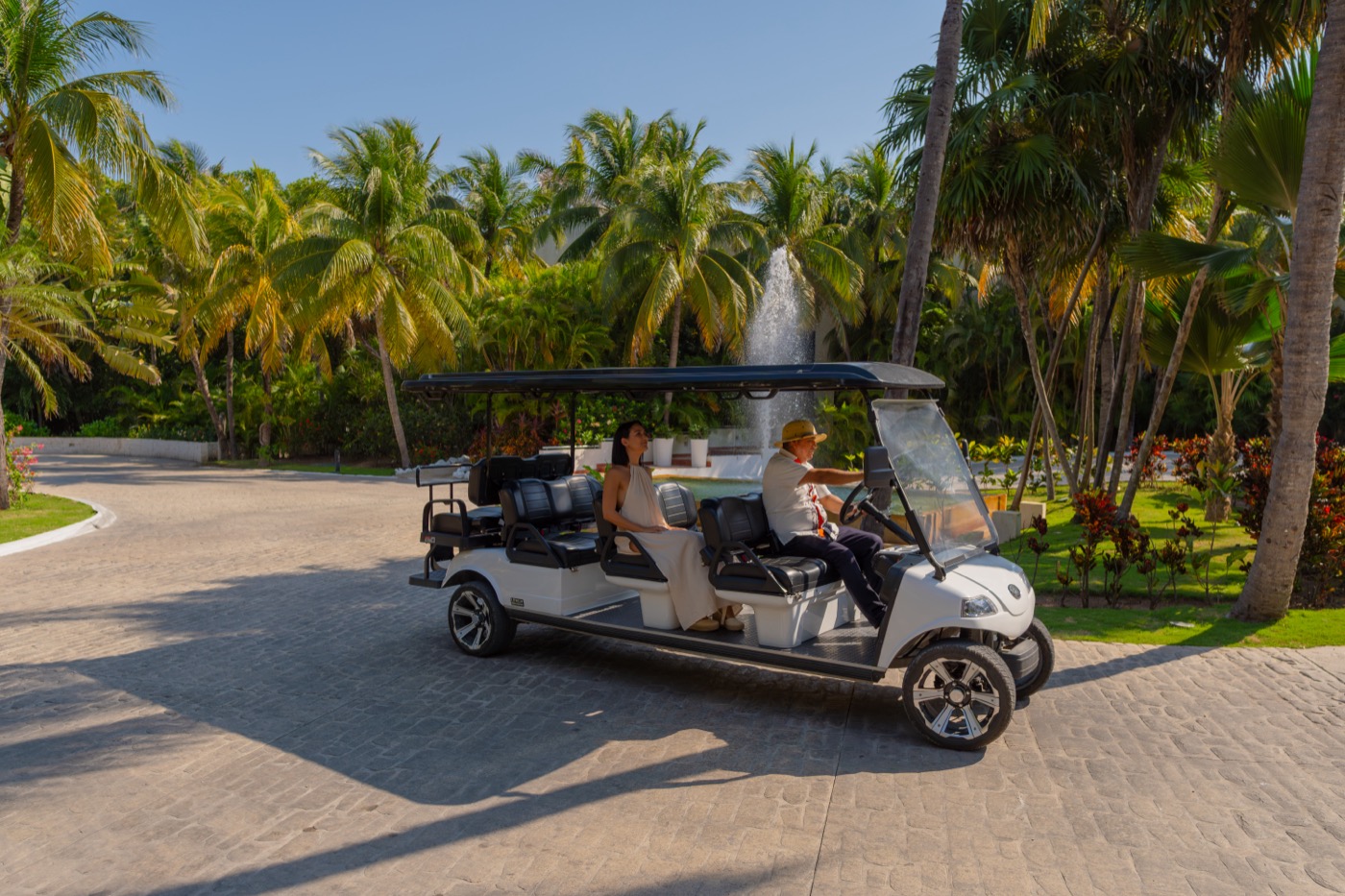 Carro de golf en un camino do hotel Grand Oasis Tulum Riviera.