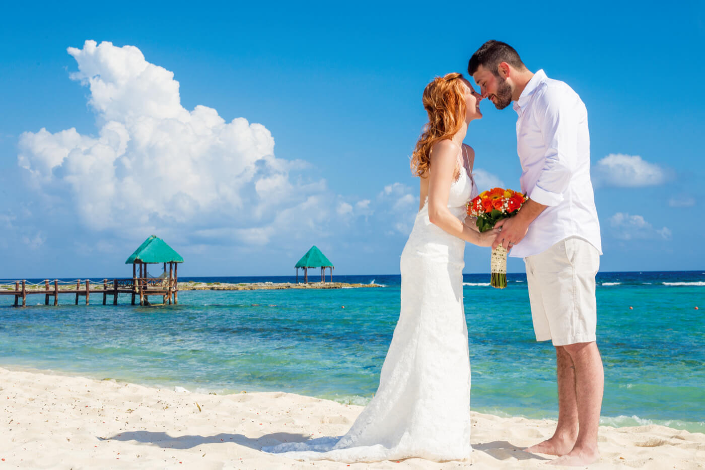Galeria de Bodas: Pareja de novios en la praia do hotel Grand Oasis Tulum Riviera.