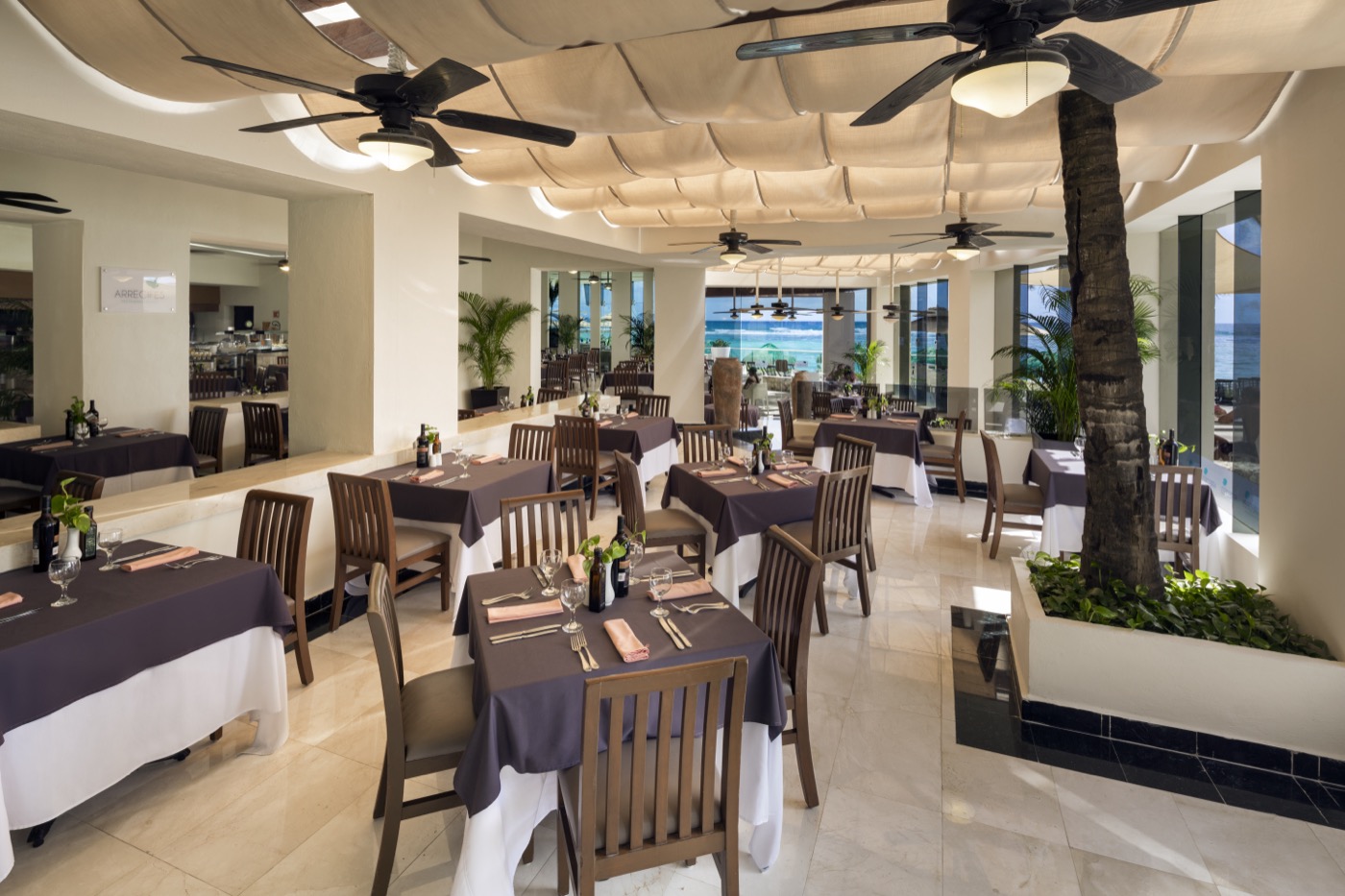 Galeria de A&B: Restaurante com sillas de madera no hotel Grand Oasis Tulum Riviera.