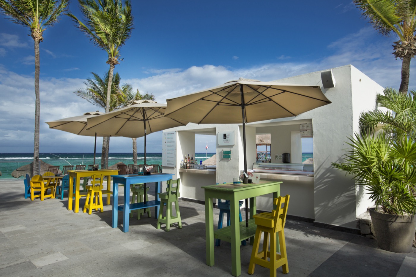 Galeria de A&B: Restaurante al aire libre com sombrillas no hotel Grand Oasis Tulum Riviera.