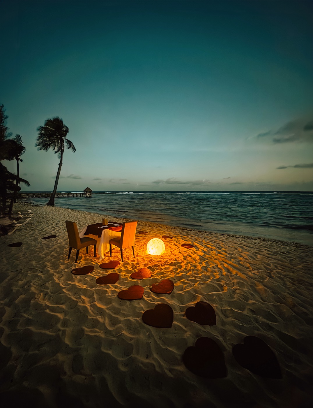 Galeria de A&B: Platos de comida servidos com vista al atardecer no hotel Grand Oasis Tulum Riviera.