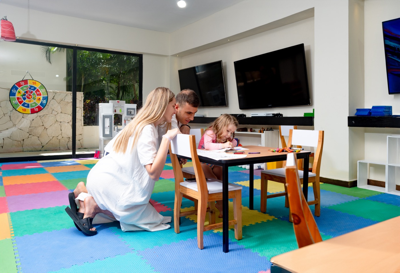 Galeria de Kiddo Zone: Niña haciendo manualidades en el Kiddo Zone do hotel Grand Oasis Tulum Riviera.