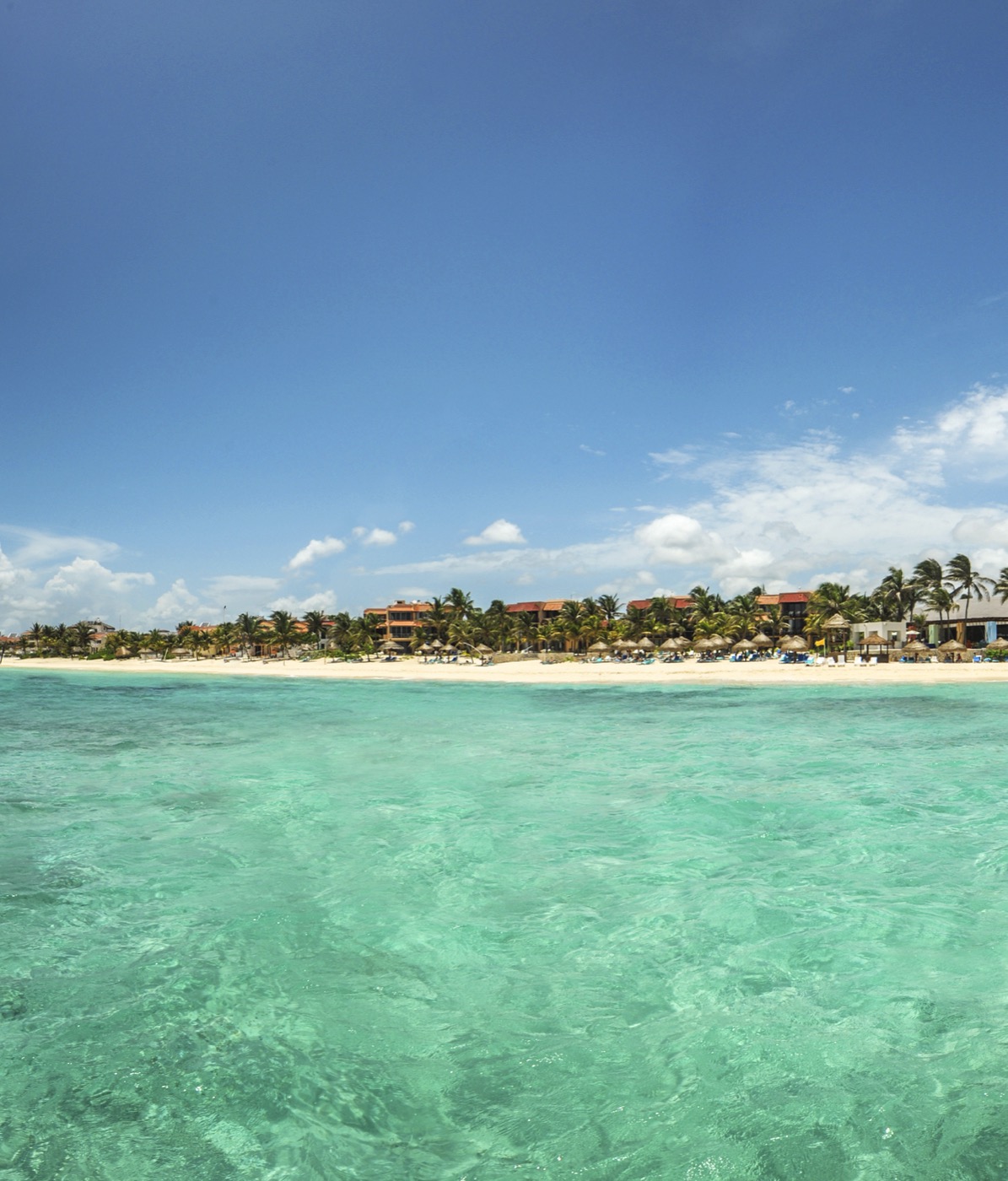 Galeria de Panorámico: Vista da praia e el mar do hotel Grand Oasis Tulum Riviera.
