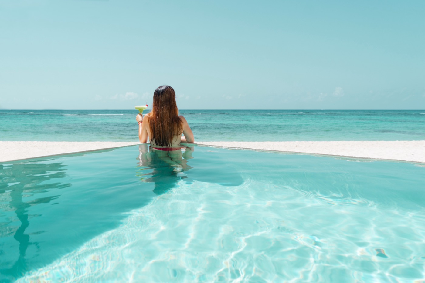 Galeria de Piscina: Huésped en un flotador en la piscina do hotel The Sens Tulum Riviera.