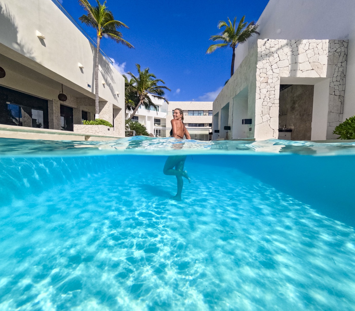 Galeria de Piscina: Huésped en una piscina com un puente do hotel The Sens Tulum Riviera.