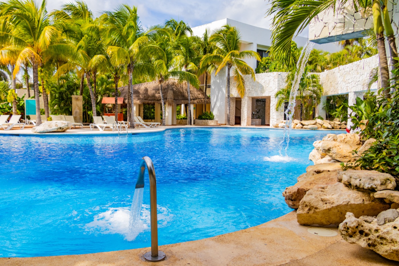Galeria de Piscina: Piscina principal com camastros no hotel The Sens Tulum Riviera.