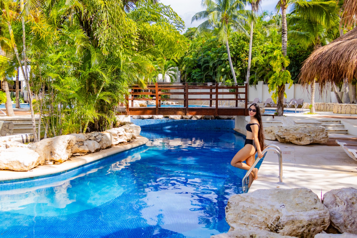 Galeria de Piscina: Huésped com un cóctel al borde da piscina do hotel The Sens Tulum Riviera.