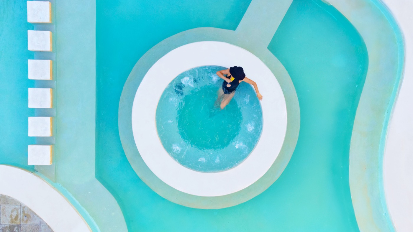 Galeria de Piscina: Huésped en un flotador circular en la piscina do hotel The Sens Tulum Riviera.