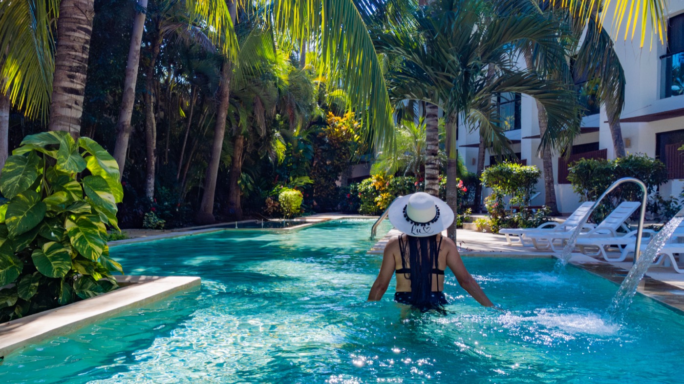 Galeria de Piscina: Huéspedes jugando en una de las piscinas do hotel The Sens Tulum Riviera.