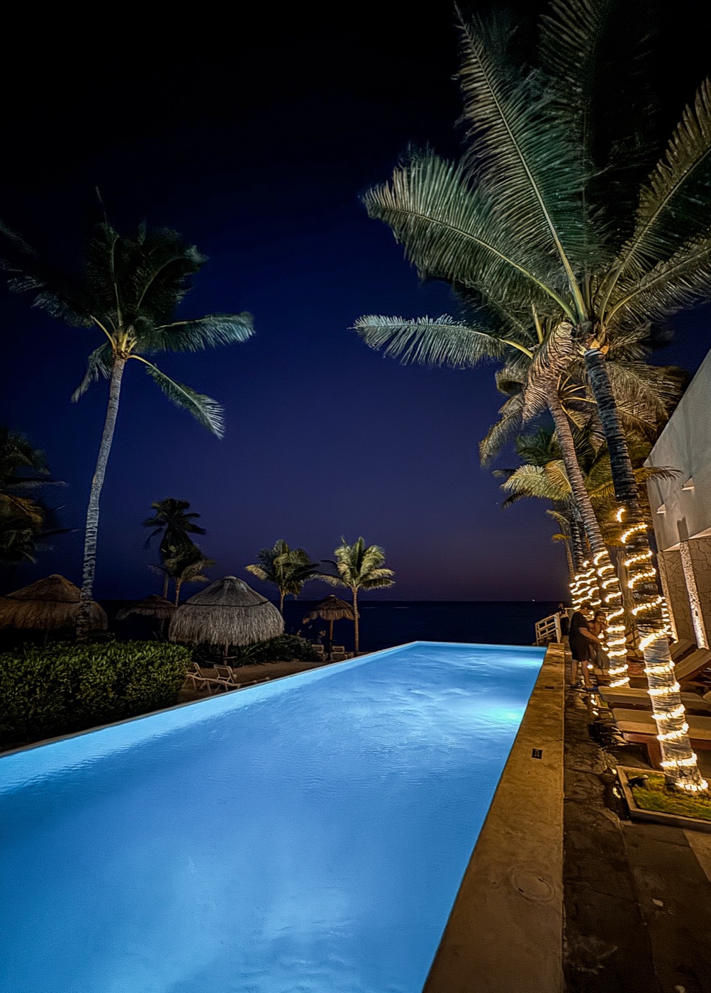 Galeria de Piscina: Piscina do hotel The Sens Tulum Riviera de noche.