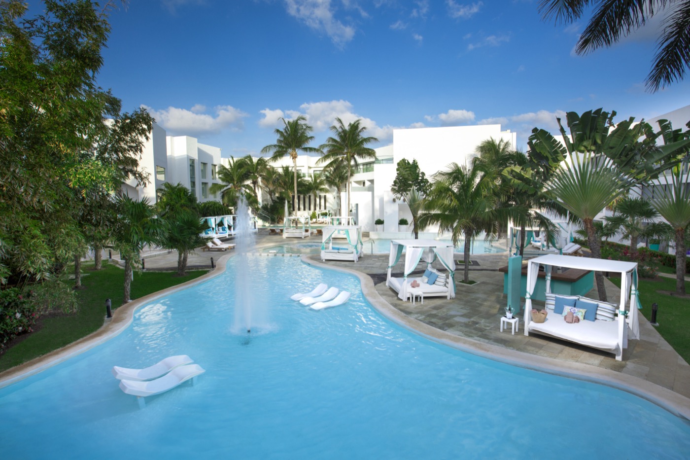 Galeria de Piscina: Piscina com camastros no hotel The Sens Tulum Riviera.