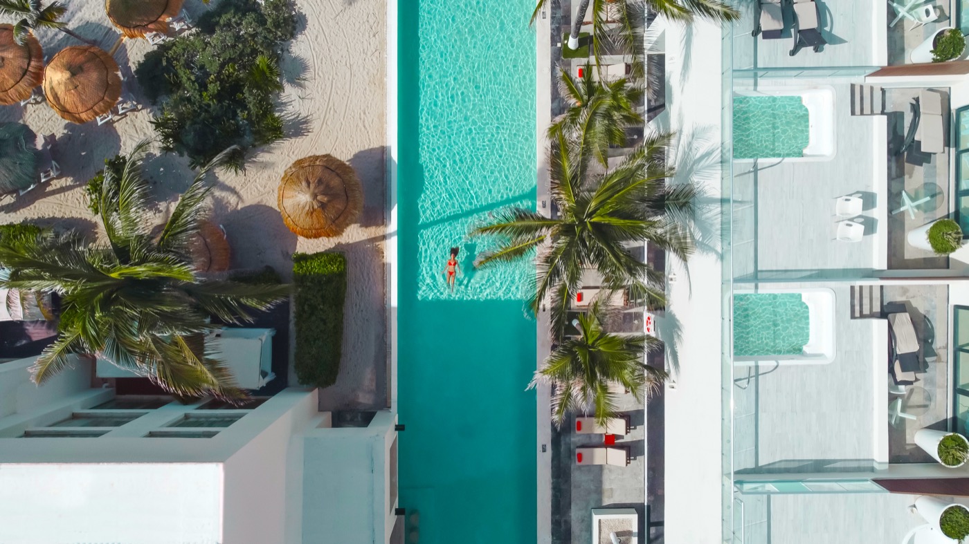 Galeria de Piscina: Vista de una de las piscinas principales do hotel The Sens Tulum Riviera.