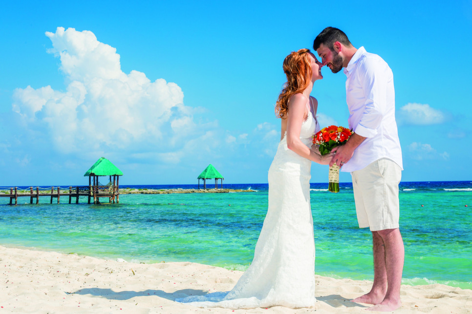 Galeria de Bodas: Pareja de recién casados en la praia do hotel The Sens Tulum Riviera.