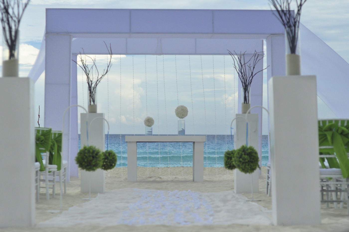 Galeria de Bodas: Recepción de boda com mesas preparadas en la praia do hotel The Sens Tulum Riviera.