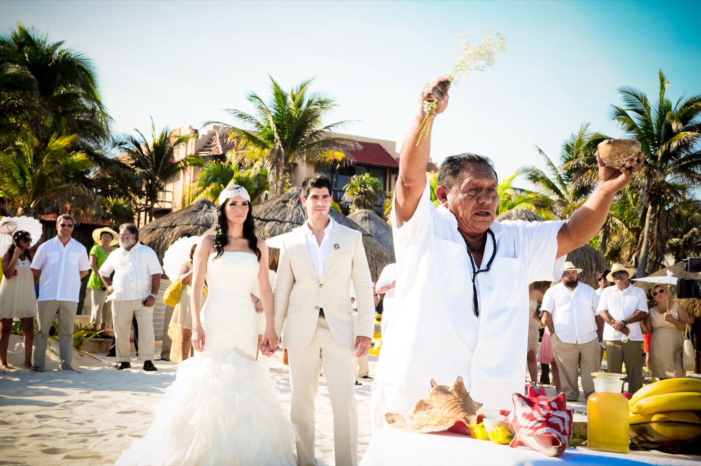 Galeria de Bodas: Ceremonia de boda com un arco floral en la praia do hotel The Sens Tulum Riviera.